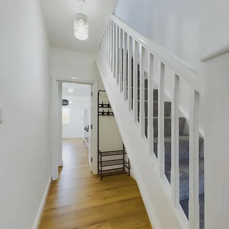 Sleek 6-bed Townhouse With Garden * Bristol