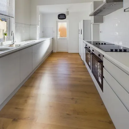 別荘 Sleek 6-bed Townhouse With Garden *