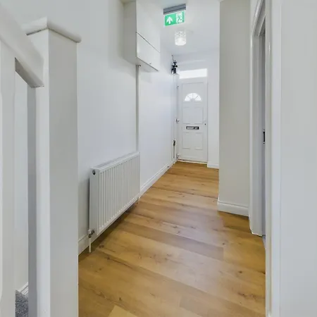 別荘 Sleek 6-bed Townhouse With Garden *