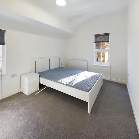 Sleek 6-bed Townhouse With Garden Bristol