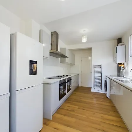 Holiday home Sleek 6-bed Townhouse With Garden