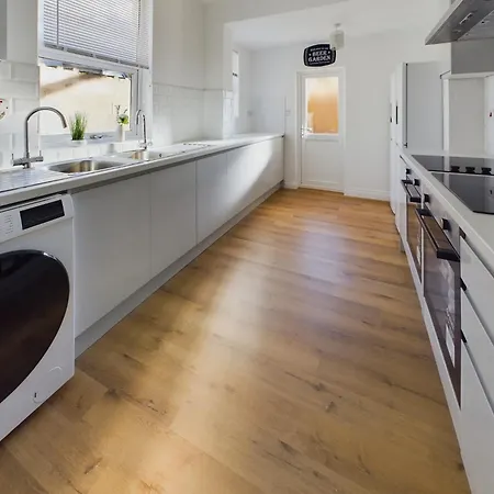 Sleek 6-bed Townhouse With Garden Holiday home Bristol