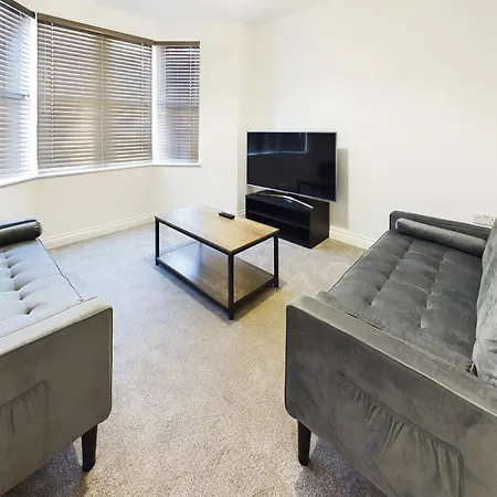 Sleek 6-bed Townhouse With Garden * Bristol