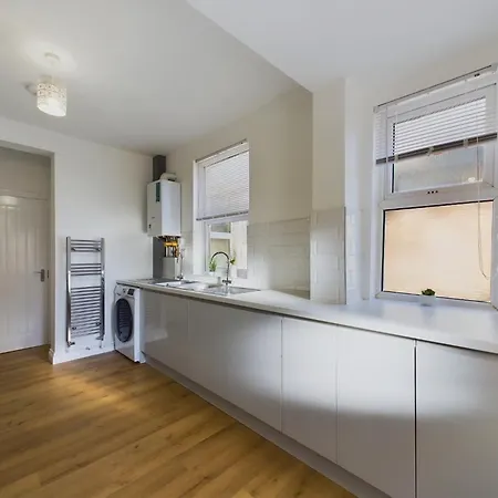 Holiday home Sleek 6-bed Townhouse With Garden