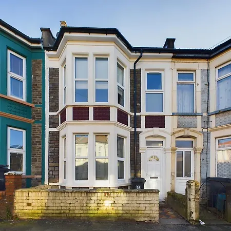 Sleek 6-bed Townhouse With Garden *