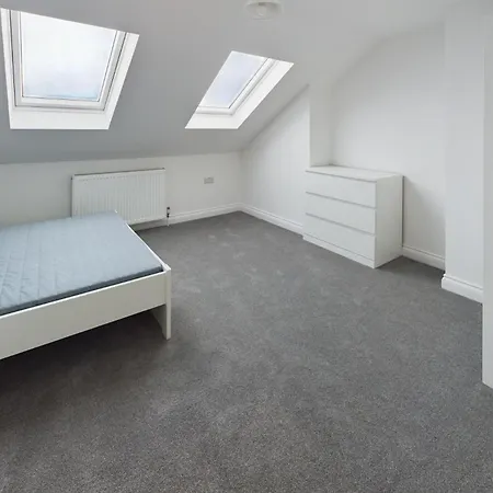 Sleek 6-bed Townhouse With Garden * Bristol