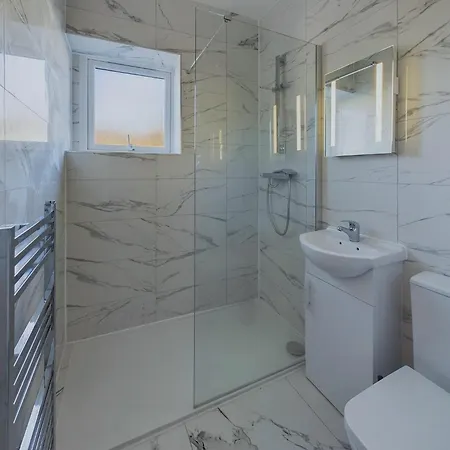 Sleek 6-bed Townhouse With Garden