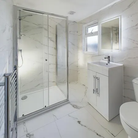 Sleek 6-bed Townhouse With Garden Holiday home Bristol
