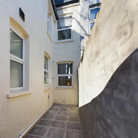 Sleek 6-bed Townhouse With Garden *