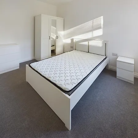 Sleek 6-bed Townhouse With Garden * ブリストル