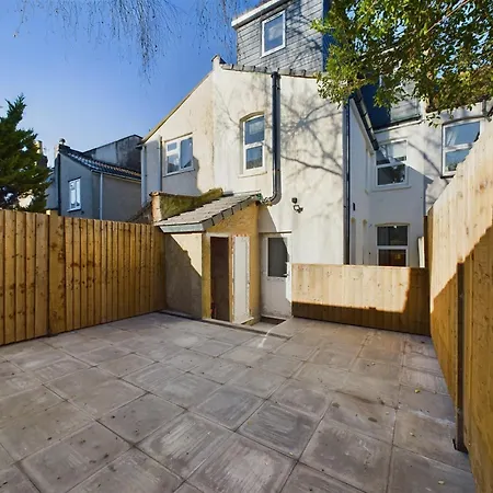 Nyaraló Sleek 6-bed Townhouse With Garden