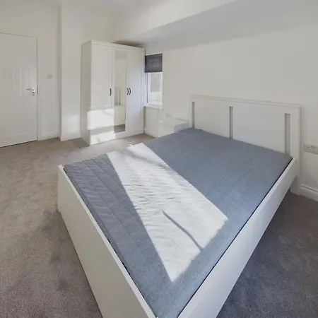 別荘 Sleek 6-bed Townhouse With Garden *