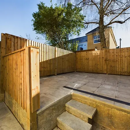 Sleek 6-bed Townhouse With Garden * Bristol