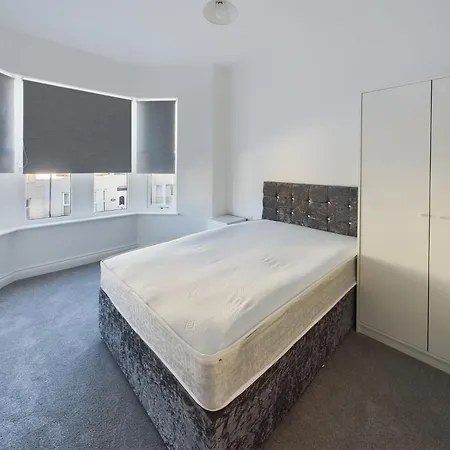 Sleek 6-bed Townhouse With Garden Holiday home